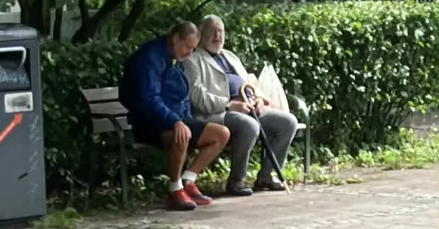 Två gubar på en parkbänk