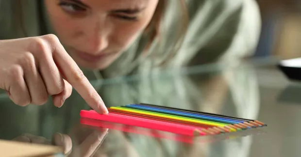 Kvinna lägger pennor perfekt