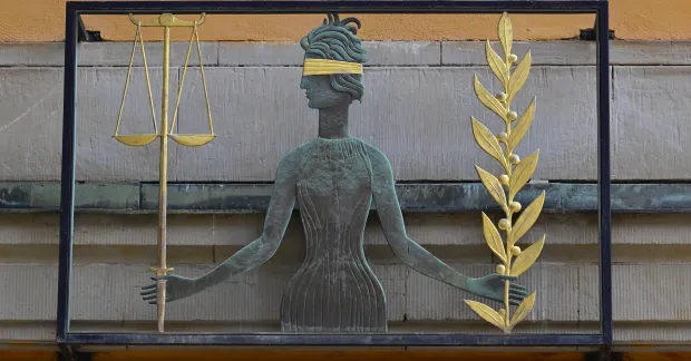 Fru justitia ovanför ingången till Stockholms tingsrätt. 