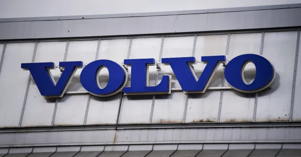 Tjänstemän på Volvo Cars-fabriken i Göteborg går igenom information om uppsägningar – cirka 1 000 personer får lämna företaget