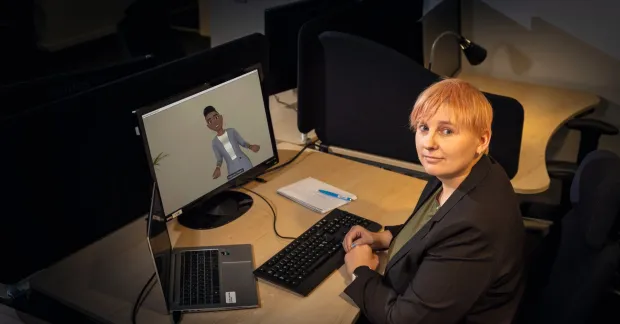 Elin Nilsson tränar med hjälp av en avatar.