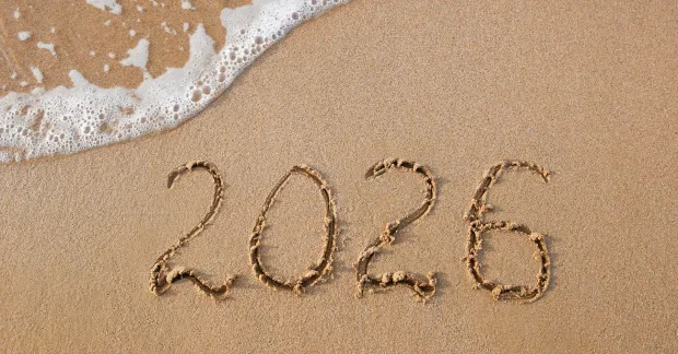 Röda dagar 2026 - så maxar du ledigheten. På bild en strand med siffrorna 2026 skrivet i sanden. 