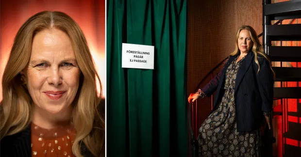 Symbolisk bild av teatermiljö: teaterchef Petra Brylander  i mönstrad klänning och randig kavaj står vid en spiraltrappa bredvid en grön ridå med skylten 'Föreställning pågår – ej passage', vilket illustrerar arbetet bakom kulisserna