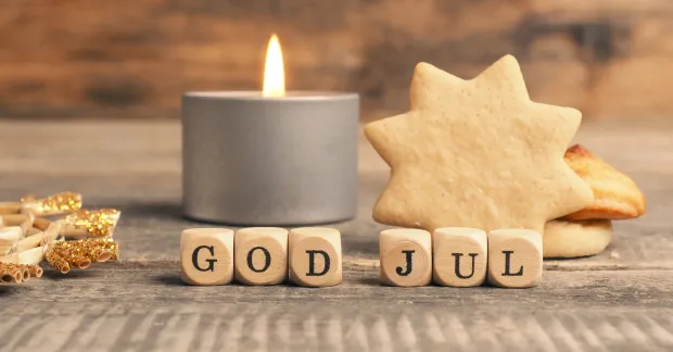 Pepparkakor och en skylt med texten God Jul. Kollega-redaktionen tar julledigt och är tillbaka i början av januari.