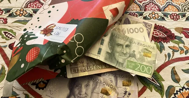 bild på sedlar i paket