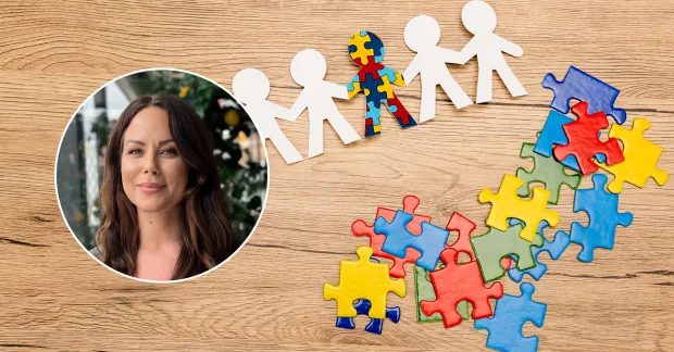 Pappersgubbar som håller varandra i handen 