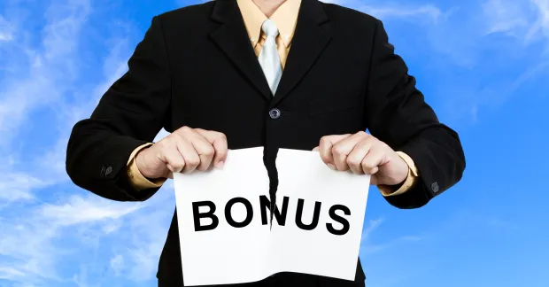 Prorogationsavtal. Kostymklädd man river sönder ett papper med texten bonus.