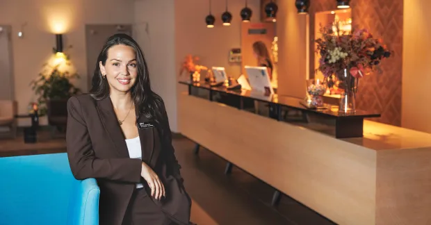 Hotellchefen Jény Meira i hotellreception.