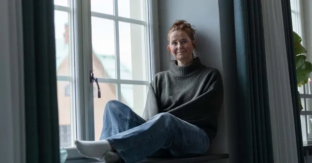 Caroline Nordström sitter i en fönsterkarm