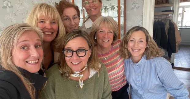 Arbetslösa akademikerkvinnor 55+ i Stockholm som bildat ett nätverk för att hitta ny sysselsättning.