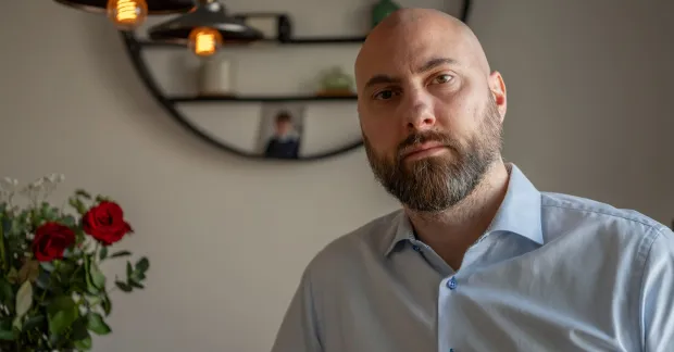 Porträtt av Robert Toth, som krävs på 56 000 kronor av CSN efter att ha arbetat 24 timmar under studier med omställningsstudiestöd.