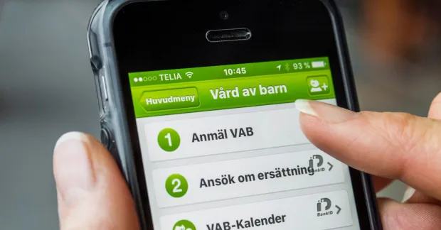 Mobiltelefon som visar Försäkringskassans tjänst för vård av barn, där vab kan anmälas och ersättning sökas.