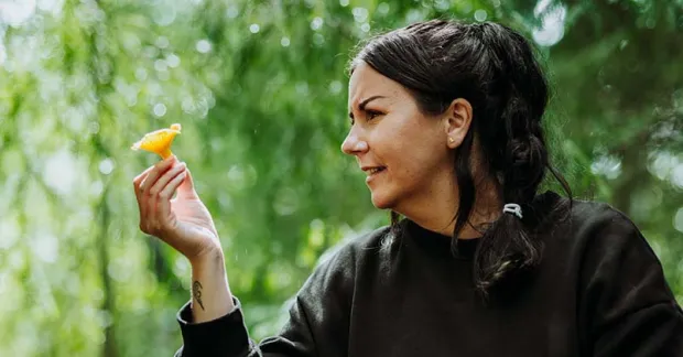 Viktoria Stenberg Lindquist hittar kantareller.jpg