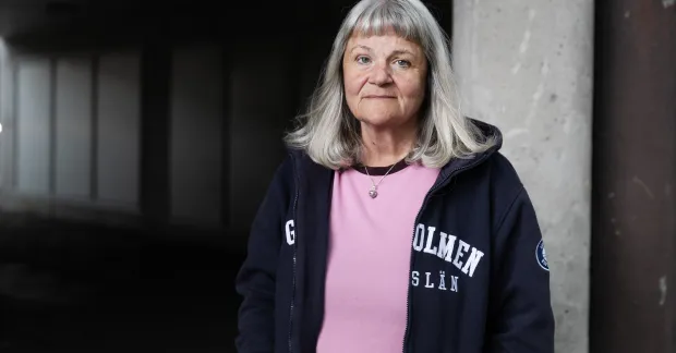Bild på kvinna i rosa tröja