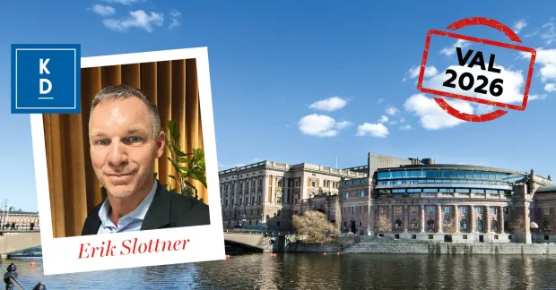 Grafisk valbild med Kristdemokraternas partisymbol, ett porträttfoto med texten “Erik Slottner”, riksdagshuset i bakgrunden och en röd stämpel med texten “Val 2026”.