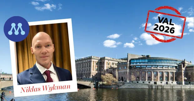 Grafisk valbild med Moderaternas partisymbol, ett porträttfoto med texten “Niklas Wykman”, riksdagshuset i bakgrunden och en röd stämpel med texten “Val 2026”.