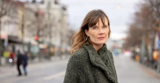 Specialistpsykolog Anna Wickberg står utomhus på en stadsgata.