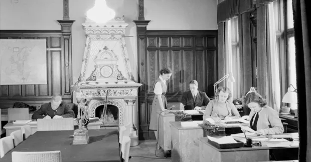 Svenska industritjänstemannaförbundets kontor på Scheelegatan 1950. Män och kvinnor syns vid skrivbord. 