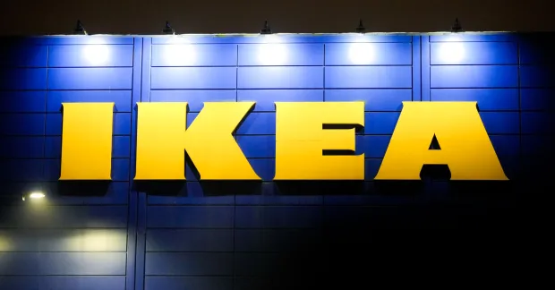 Gul Ikea-logotyp på en blå fasad.