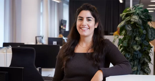 Delal Apak i kontorslandskap.