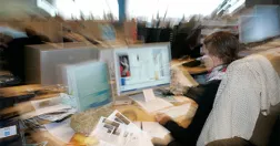 Person vid dator i suddig miljö.