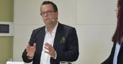 Martin Linder under en presskonferens.