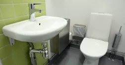 Handfat och toalett i badrum.