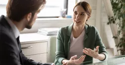 Kvinnan pratar med man på ett kontor.