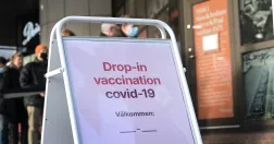 Skylt där det står "Drop-in vaccination covid 19"