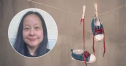 Till vänster i bild Jenny Danielsson, till höger ett par barnskor som hänger i klädnypor