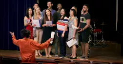 Körledare framför en sjungande kör.