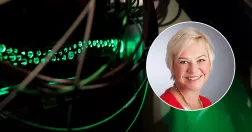 Datorsladd i spelhall. Till Höger Helena Nimmo, vd på Endava.