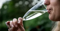 Kvinna dricker ur champagneglas