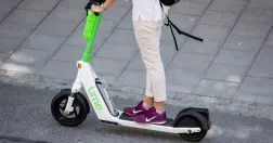 Person åker elsparkcykel