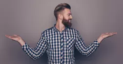 Glad man väljer håller upp händerna och väljer mellan två alternativ.