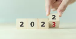 hand vänder kloss från 2022 till 2023.