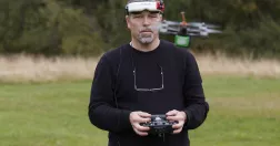 Tomi Heder styr en drönarfarkost.