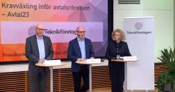 Teknikföretagens företrädare på en presskonferens.