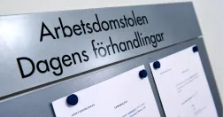 Skylt i grå metall med fastsatta pappersark som visar dagens förhandlingar i Arbetsdomstolen. 