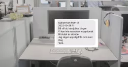   Ett tomt kontorsskrivbord med dator. Infällt i bilden en kopia på arbetsgivarens sms till den uppsagda kvinnan.