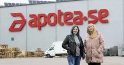 Unionenklubben på Apotea. Minna Blom och Camila West utanför logistikcentrat.