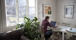 Man som jobbar hemifrån