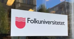 Skylt med texten Folkuniversitetet.