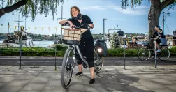 JEanette Söderberg på sin cykel som hon leasar från sin arbetsgivare. Utomhus, försommar. 