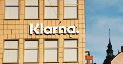 Klarnas huvudkontor i Stockholm, fasadbild i kvällsljus.