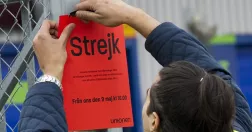 Man sätter upp strejkinformation.