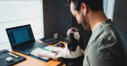 En man som jobbar hemifrån vid sin dator