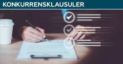 hand som skriver på ett papper