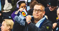 Daniel Liljegren har varit chef i 20 år och djurgårdare hela livet. Läs om hans passion för klacken, gemenskapen och fotbollsångesten.