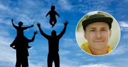 två vuxna höjer sina barn i luften